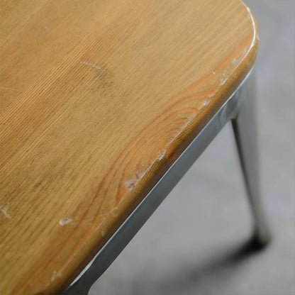 鉄脚のスツール