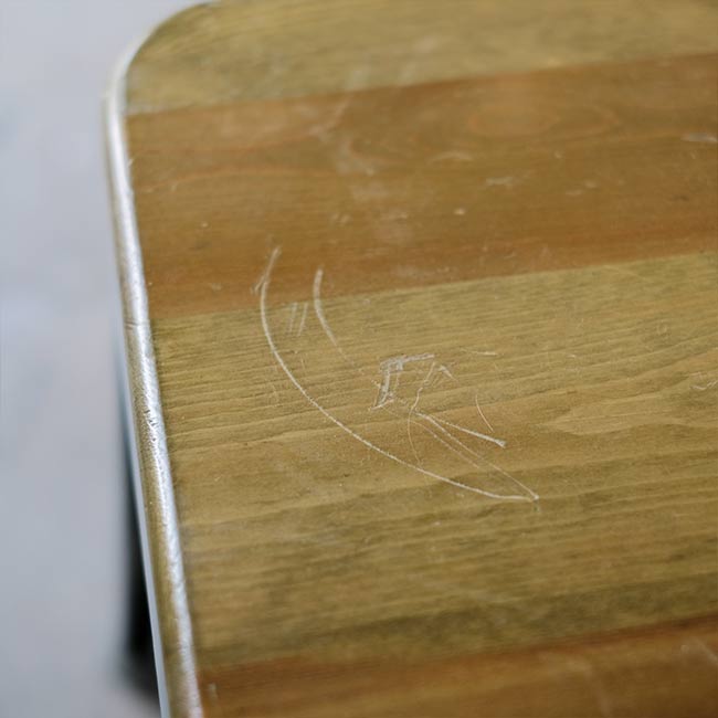 鉄脚のスツール