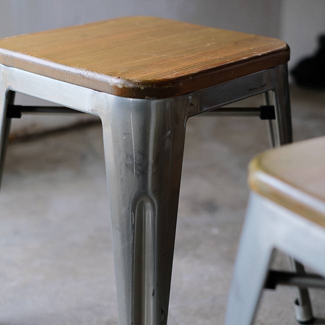 鉄脚のスツール