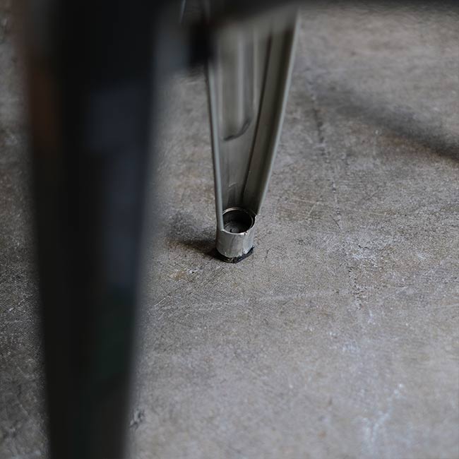 鉄脚のスツール