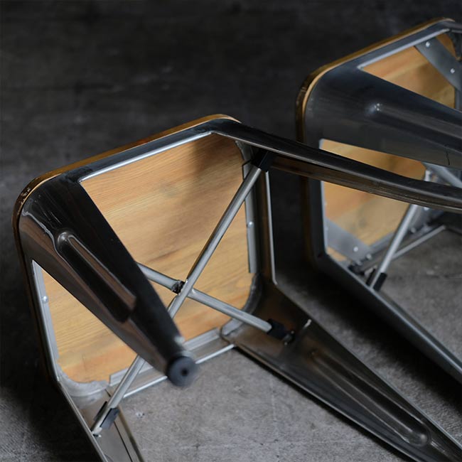 鉄脚のスツール