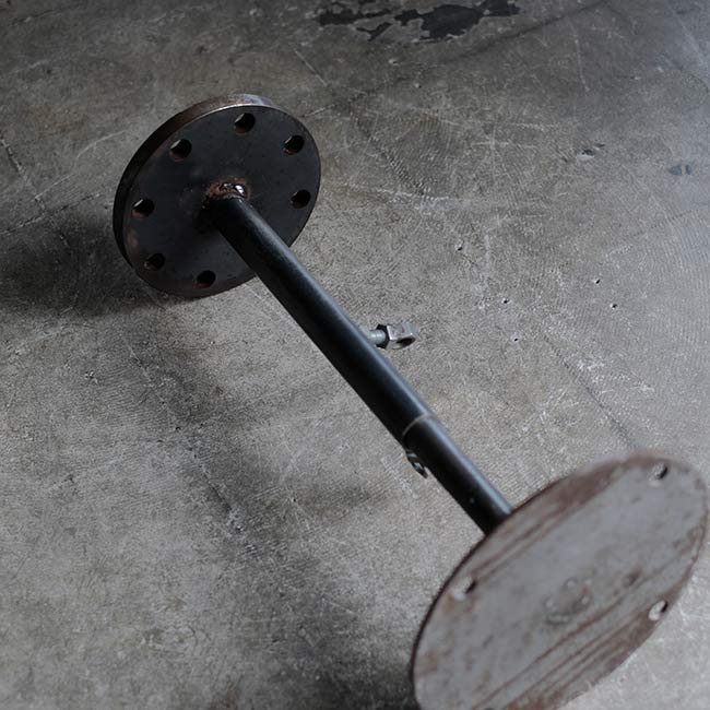 スツール的な鉄製の作業台