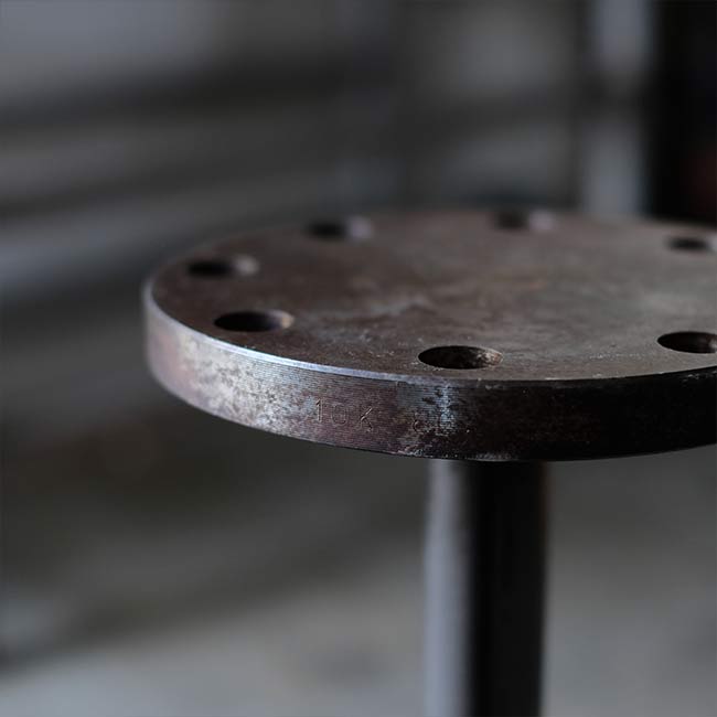 スツール的な鉄製の作業台