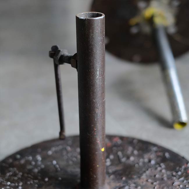 スツール的な鉄製の作業台