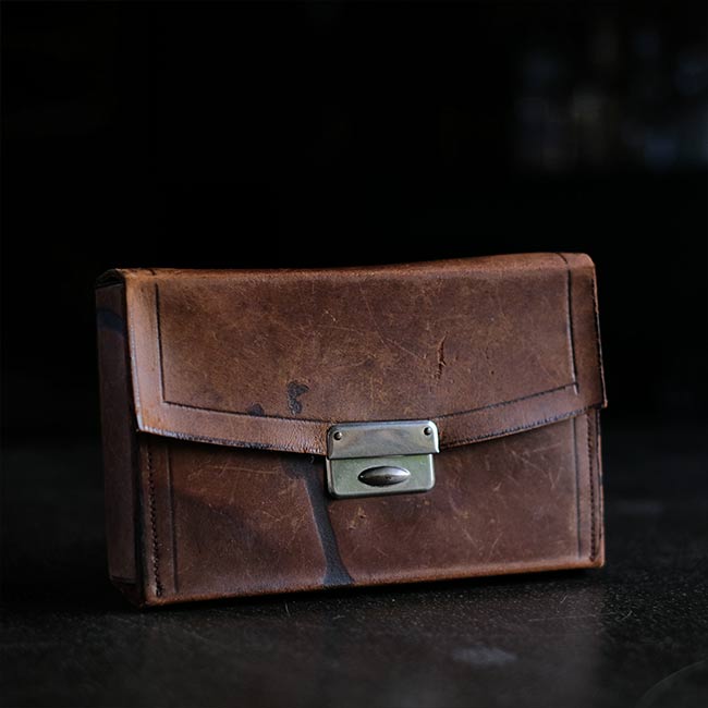 アンティーク雑貨 KAZU 手元に映える上質感｜Coussin Sophie Dress Lizard｜VAGUE WATCH Co.