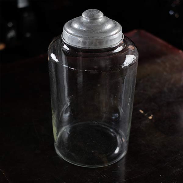 円筒形の菓子瓶
