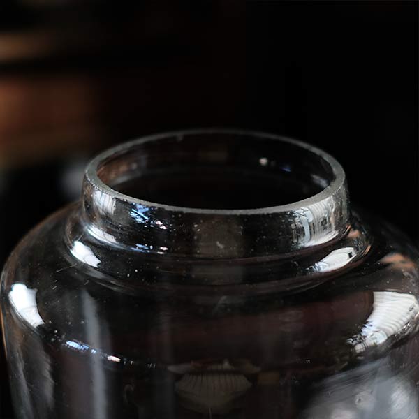円筒形の菓子瓶