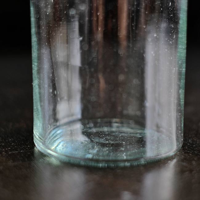 気泡の入ったフラワーベース
