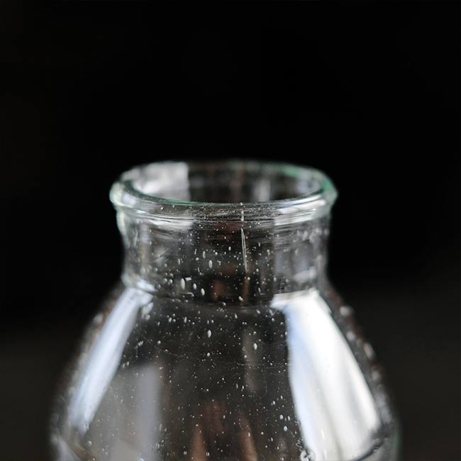 気泡の入ったフラワーベース