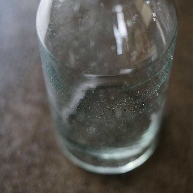 気泡の入ったフラワーベース
