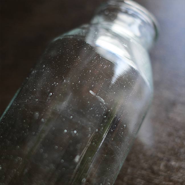 気泡の入ったフラワーベース