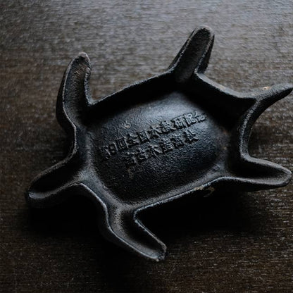 鋳物の亀の灰皿