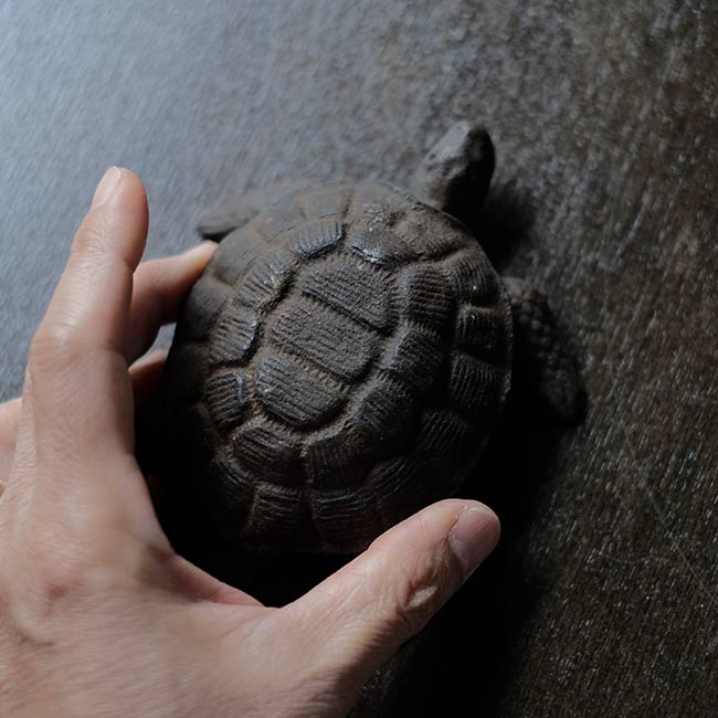 鋳物の亀の灰皿