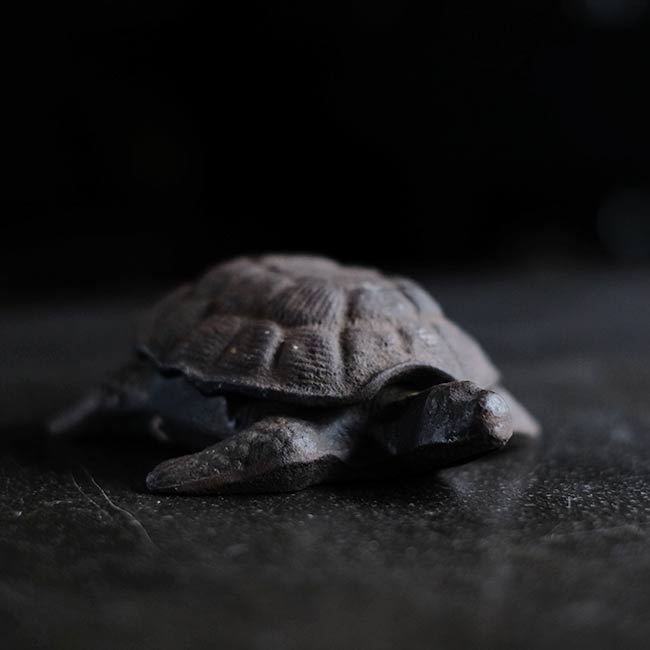 鋳物の亀の灰皿