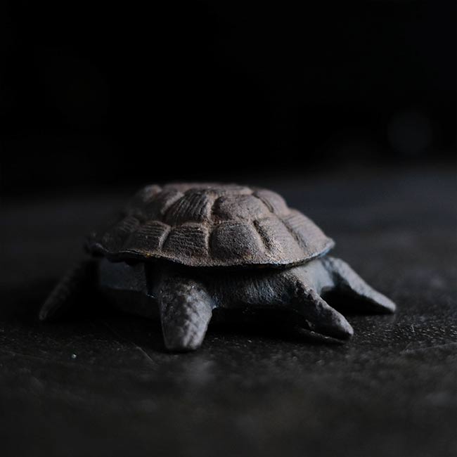 鋳物の亀の灰皿