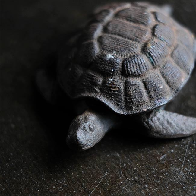 鋳物の亀の灰皿