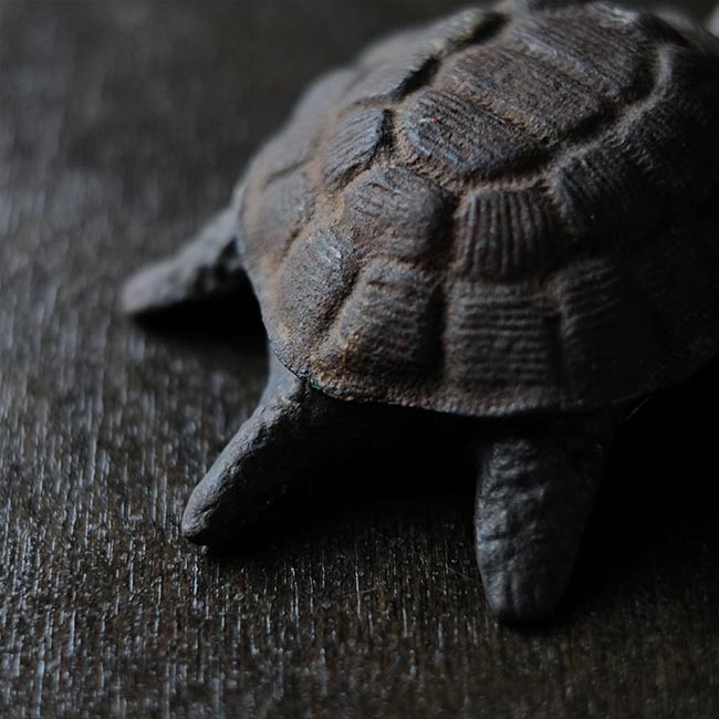 鋳物の亀の灰皿