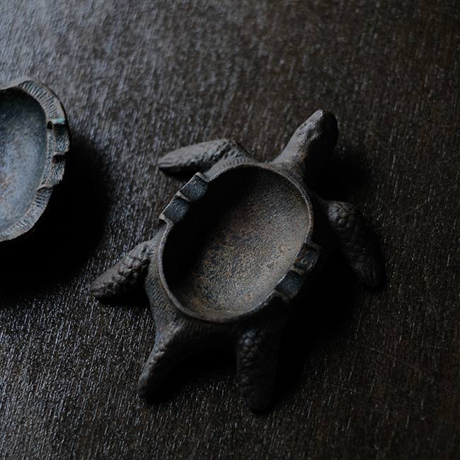 鋳物の亀の灰皿