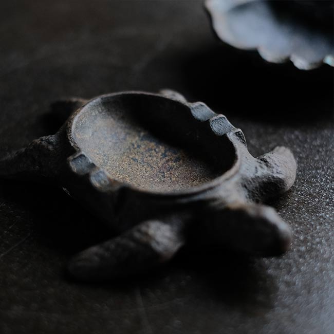 鋳物の亀の灰皿 – zakka store towi