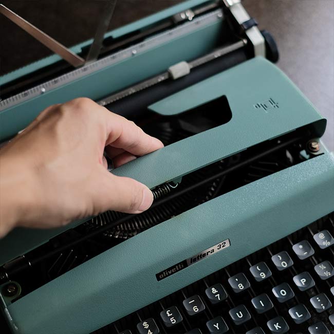 OLIVETTI Lettera 32 タイプライター