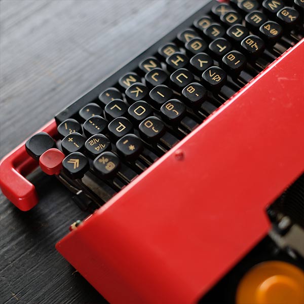 OLIVETTI ’Valentine’ タイプライター（英字）インクリボン交換済み
