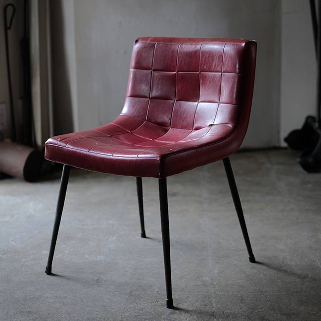 鉄脚のレトロチェア