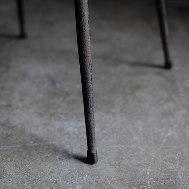 鉄脚のレトロチェア