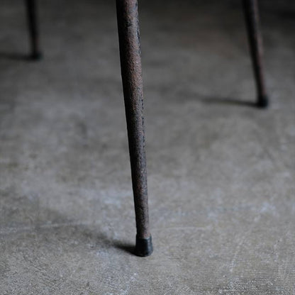 鉄脚のレトロチェア