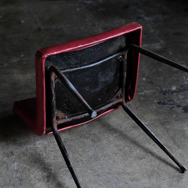 鉄脚のレトロチェア