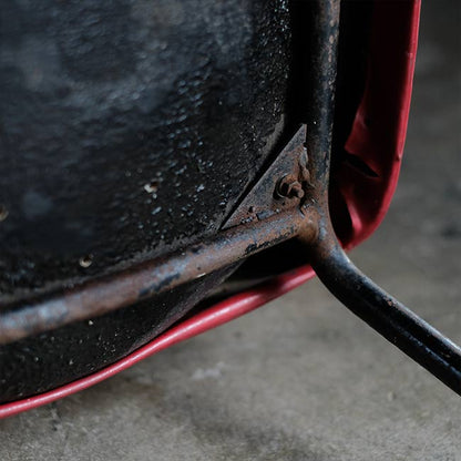 鉄脚のレトロチェア