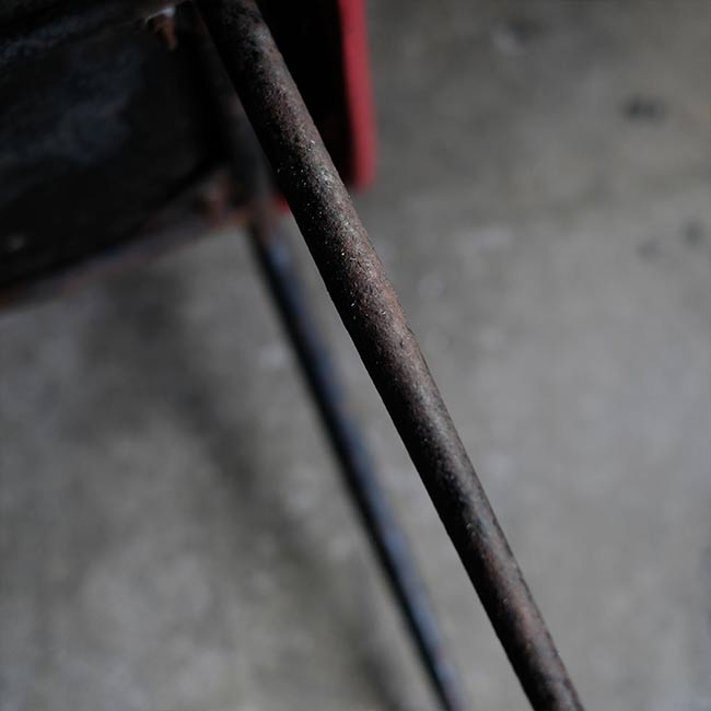 鉄脚のレトロチェア