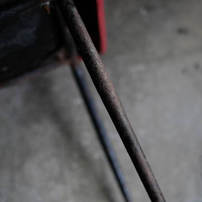 鉄脚のレトロチェア