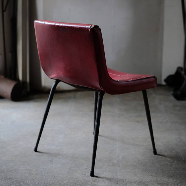 鉄脚のレトロチェア