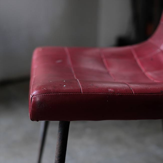 鉄脚のレトロチェア