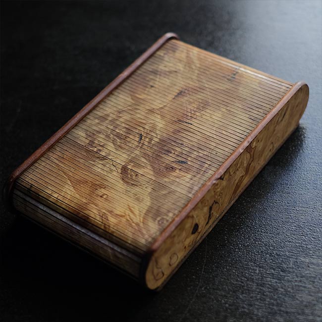 蛇腹の蓋付き文具入れ