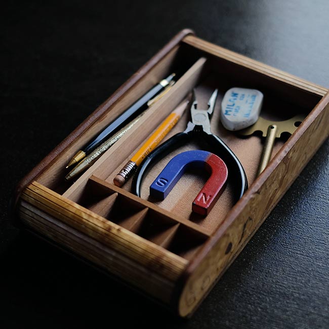 蛇腹の蓋付き文具入れ