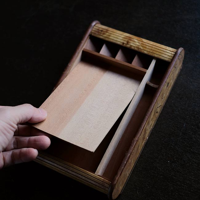 蛇腹の蓋付き文具入れ