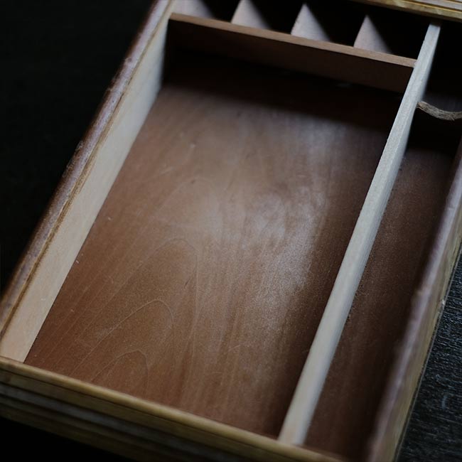 蛇腹の蓋付き文具入れ