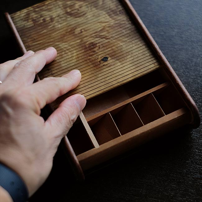 蛇腹の蓋付き文具入れ