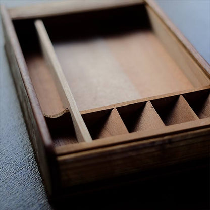 蛇腹の蓋付き文具入れ