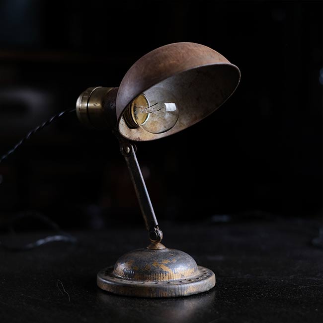 小型のデスクランプ