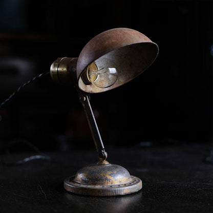 小型のデスクランプ