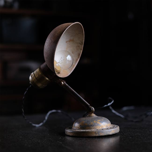 小型のデスクランプ