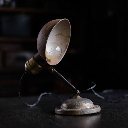 小型のデスクランプ