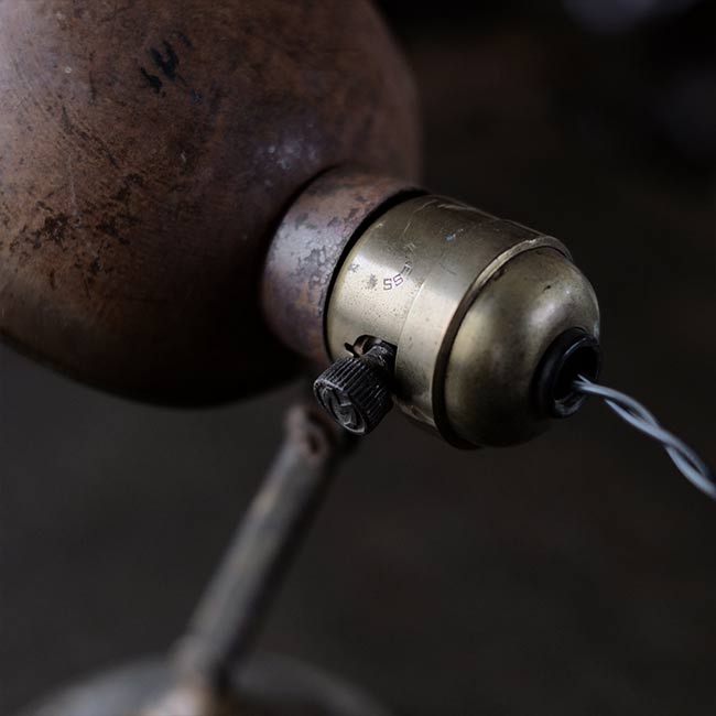 小型のデスクランプ