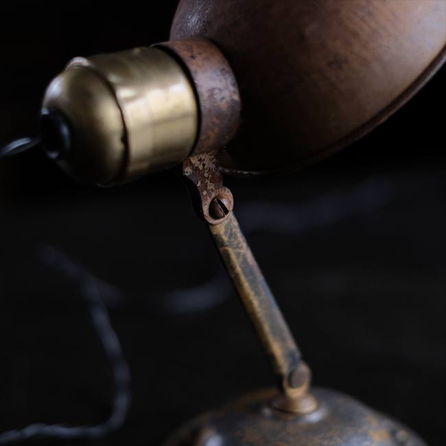 小型のデスクランプ