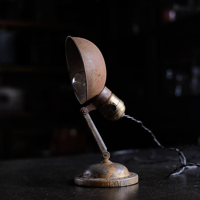 小型のデスクランプ