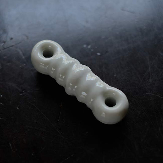 Twisted rod insulator