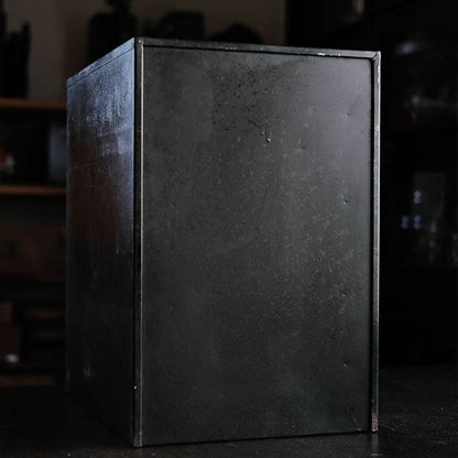 シャッター扉のスチール製の引き出し（A4、7段）
