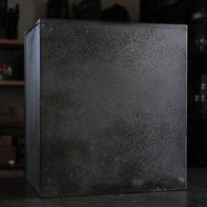シャッター扉のスチール製の引き出し（A4、7段）